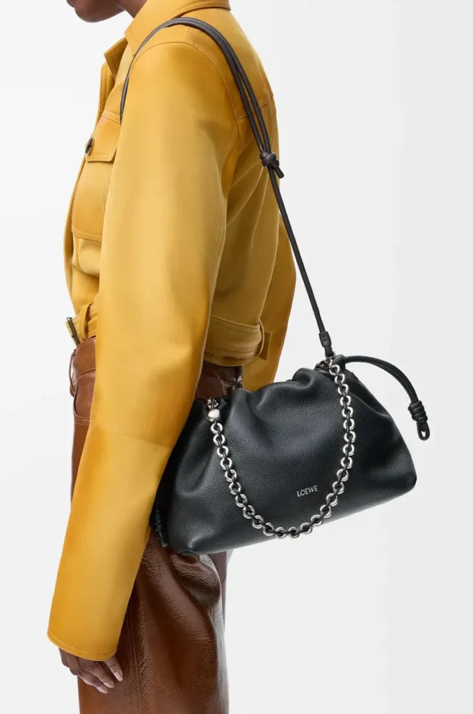 Bolso Flamenco mediano en piel de becerro de grano fino Negro Bolso Flamenco mediano en piel de becerro de grano fino Negro