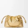 Bolso Flamenco mediano en piel de cordero laminada dorada