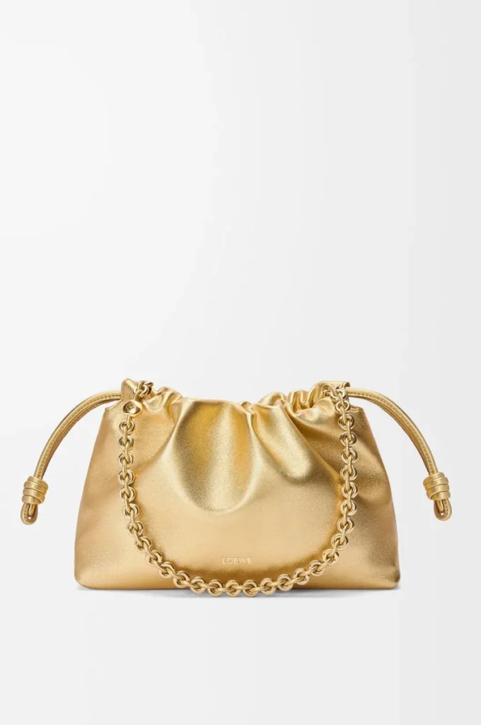 Bolso Flamenco mediano en piel de cordero laminada dorada