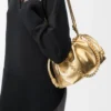 Bolso Flamenco mediano en piel de cordero laminada dorada