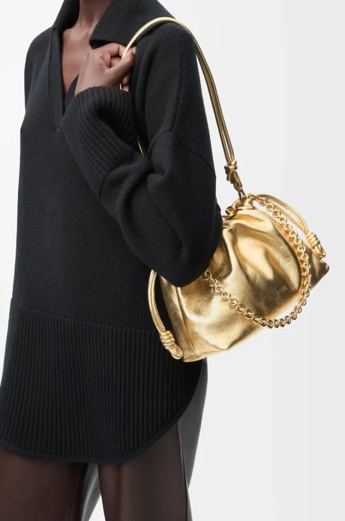 Bolso Flamenco mediano en piel de cordero laminada dorada