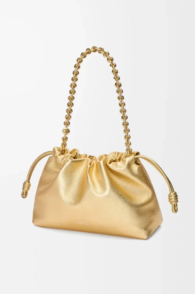 Bolso Flamenco mediano en piel de cordero laminada dorada
