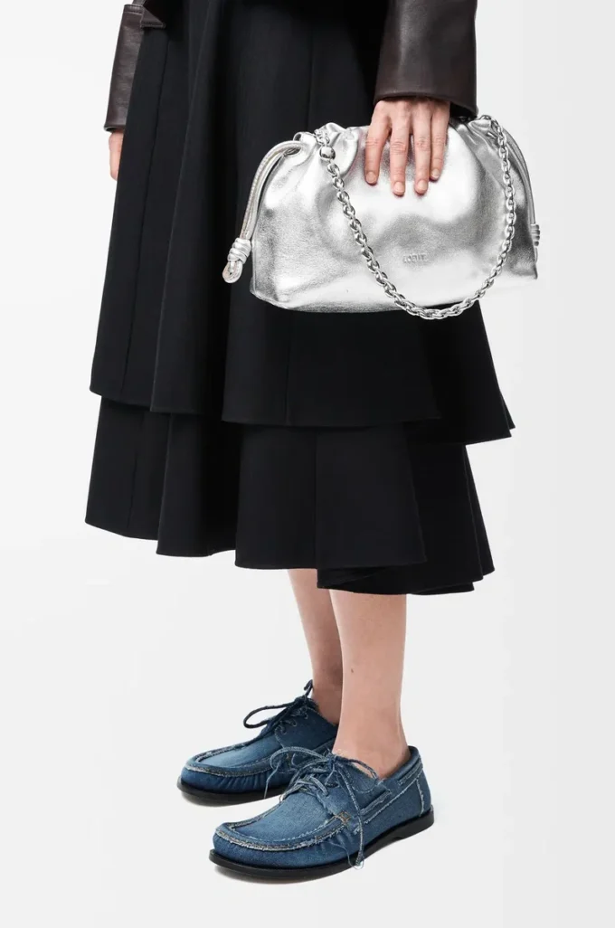 Bolso Flamenco mediano en piel de cordero laminada Plata Bolso Flamenco mediano en piel de cordero laminada Plata