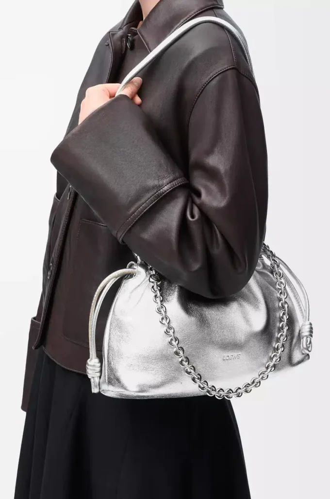 Bolso Flamenco mediano en piel de cordero laminada Plata Bolso Flamenco mediano en piel de cordero laminada Plata