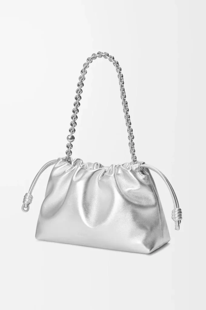 Bolso Flamenco mediano en piel de cordero laminada Plata Bolso Flamenco mediano en piel de cordero laminada Plata