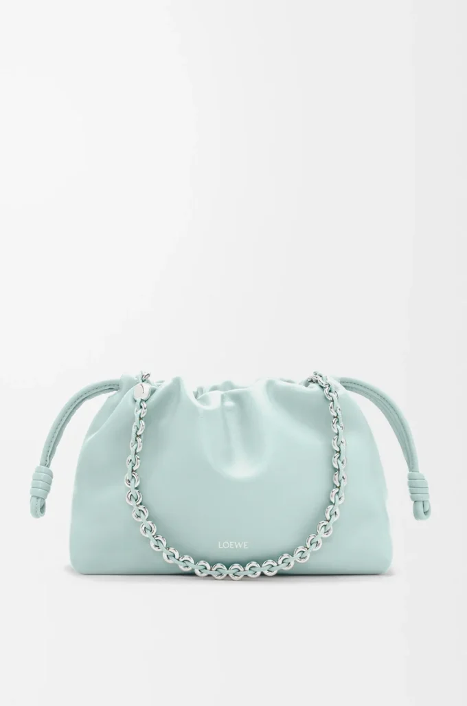 Bolso Flamenco mediano en piel de cordero napa suave color azul hielo Bolso Flamenco mediano en piel de cordero napa suave color azul hielo