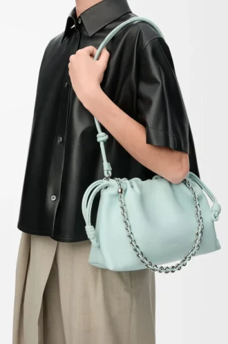 Bolso Flamenco mediano en piel de cordero napa suave color azul hielo