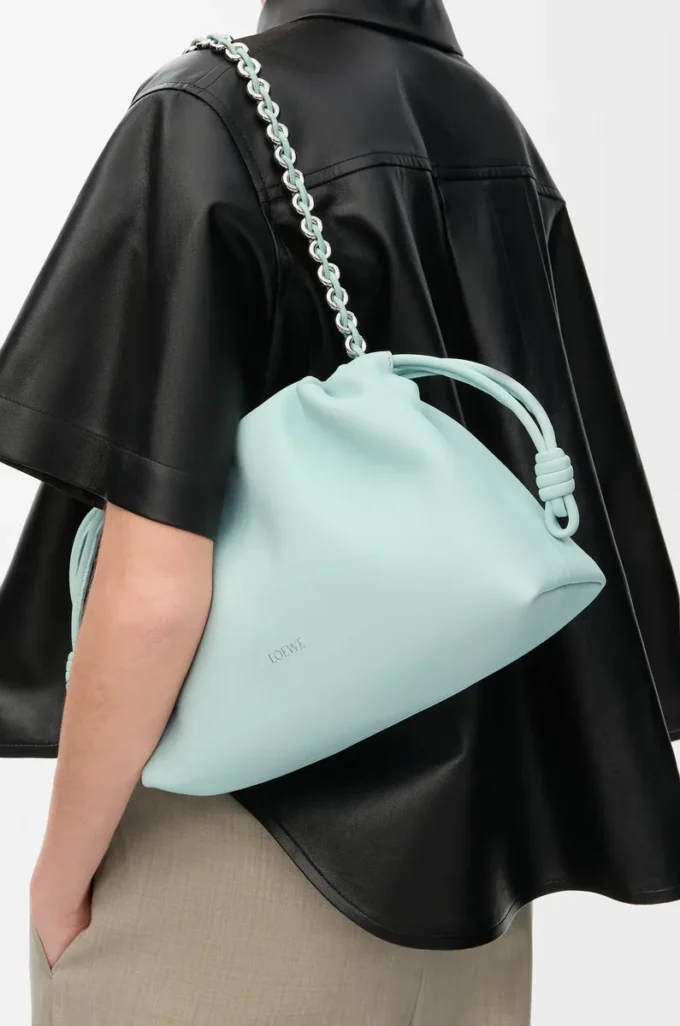 Bolso Flamenco mediano en piel de cordero napa suave color azul hielo Bolso Flamenco mediano en piel de cordero napa suave color azul hielo