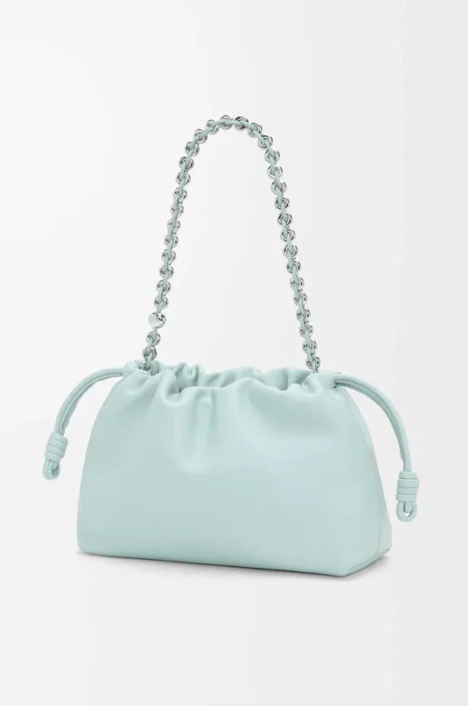 Bolso Flamenco mediano en piel de cordero napa suave color azul hielo Bolso Flamenco mediano en piel de cordero napa suave color azul hielo