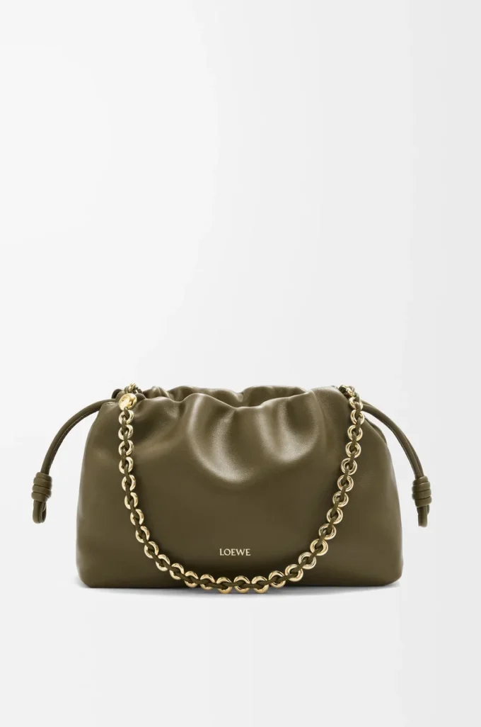 Bolso Flamenco mediano en piel de cordero napa suave, color caqui oscuro Bolso Flamenco mediano en piel de cordero napa suave, color caqui oscuro