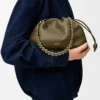 Bolso Flamenco mediano en piel de cordero napa suave, color caqui oscuro Bolso Flamenco mediano en piel de cordero napa suave, color caqui oscuro