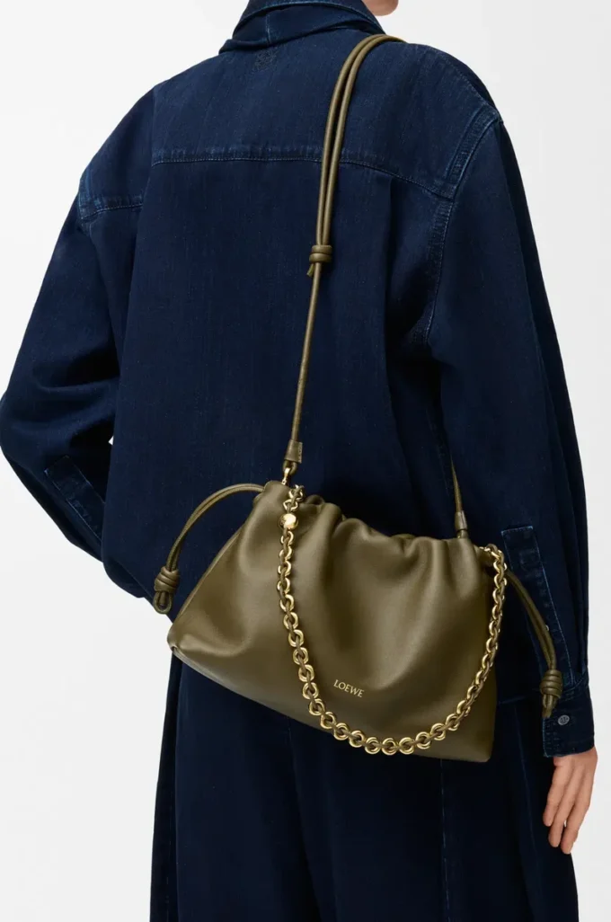 Bolso Flamenco mediano en piel de cordero napa suave, color caqui oscuro Bolso Flamenco mediano en piel de cordero napa suave, color caqui oscuro