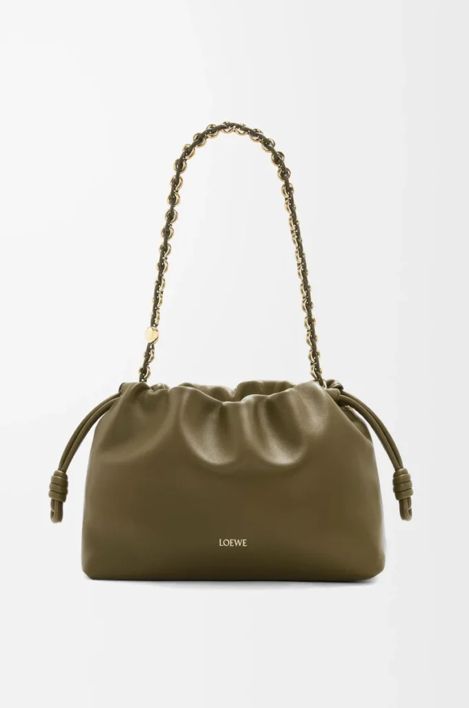 Bolso Flamenco mediano en piel de cordero napa suave, color caqui oscuro Bolso Flamenco mediano en piel de cordero napa suave, color caqui oscuro
