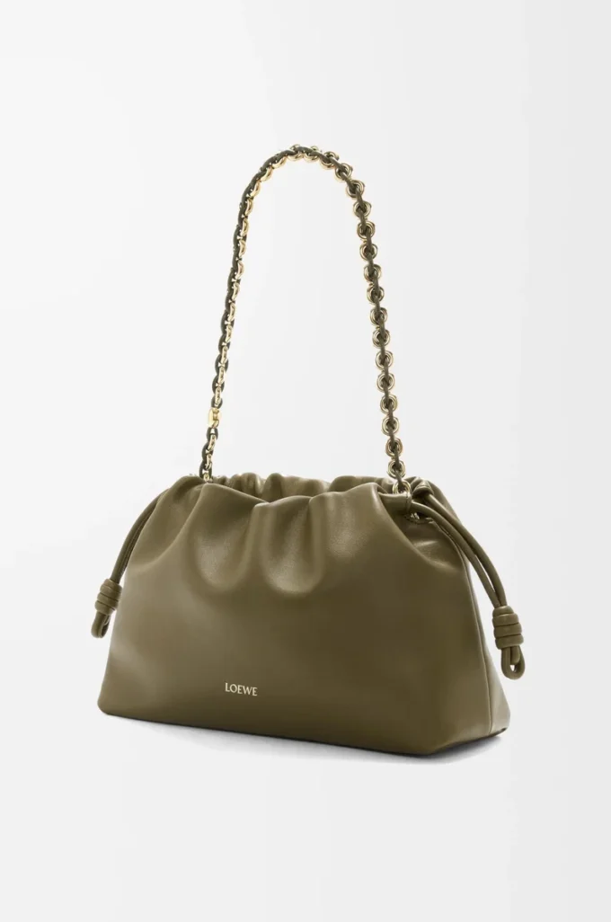 Bolso Flamenco mediano en piel de cordero napa suave, color caqui oscuro Bolso Flamenco mediano en piel de cordero napa suave, color caqui oscuro
