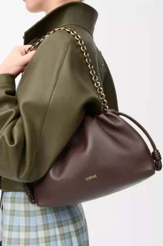 Bolso Flamenco mediano en piel de cordero napa suave color castaño oscuro
