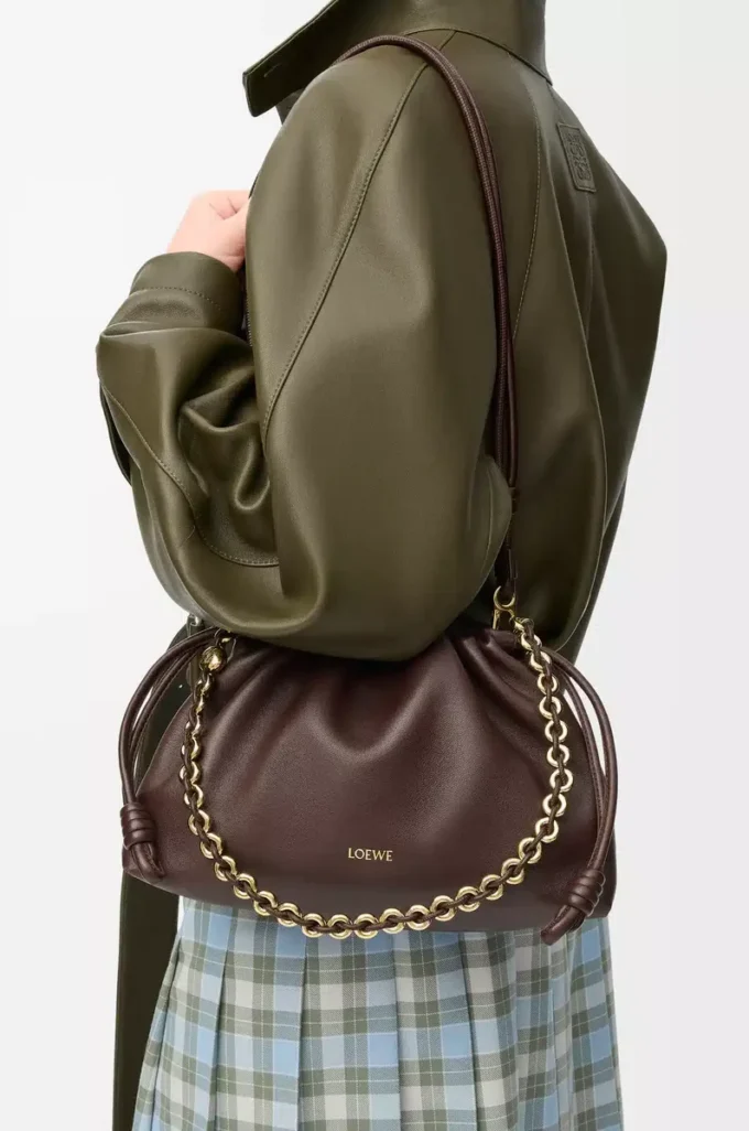 Bolso Flamenco mediano en piel de cordero napa suave color castaño oscuro