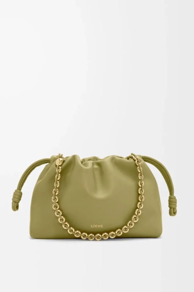 Bolso Flamenco mediano en piel de cordero napa suave color musgo claro Bolso Flamenco mediano en piel de cordero napa suave color musgo claro