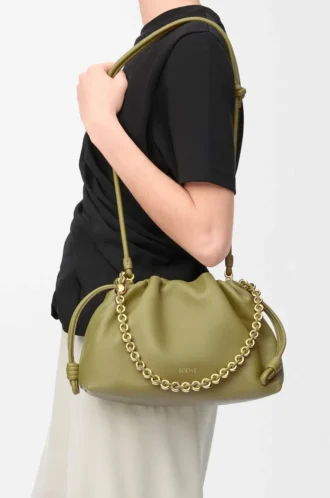 Bolso Flamenco mediano en piel de cordero napa suave color musgo claro