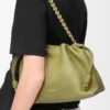Bolso Flamenco mediano en piel de cordero napa suave color musgo claro Bolso Flamenco mediano en piel de cordero napa suave color musgo claro