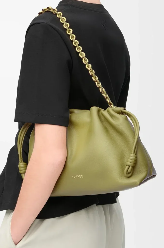 Bolso Flamenco mediano en piel de cordero napa suave color musgo claro Bolso Flamenco mediano en piel de cordero napa suave color musgo claro