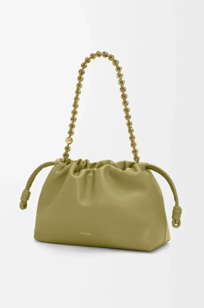 Bolso Flamenco mediano en piel de cordero napa suave color musgo claro Bolso Flamenco mediano en piel de cordero napa suave color musgo claro
