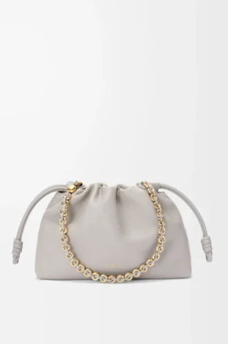 Bolso Flamenco mediano en piel de cordero napa suave gris concha