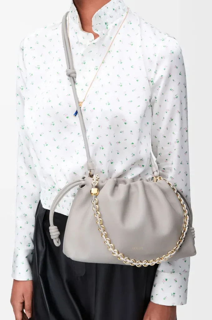 Bolso Flamenco mediano en piel de cordero napa suave gris concha Bolso Flamenco mediano en piel de cordero napa suave gris concha