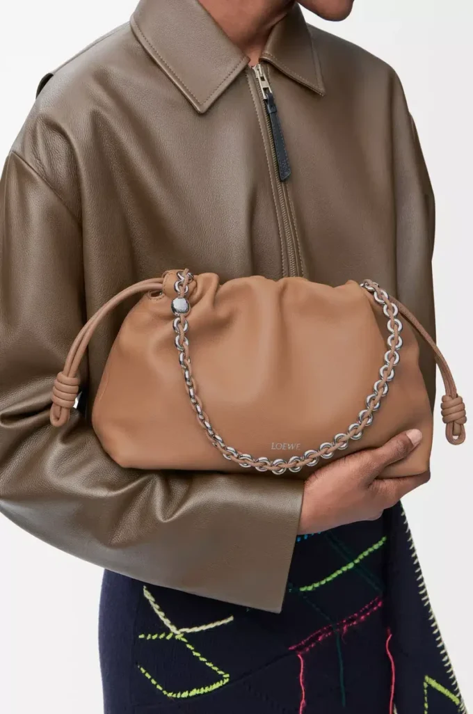 Bolso Flamenco mediano en suave piel de cordero napa color moca