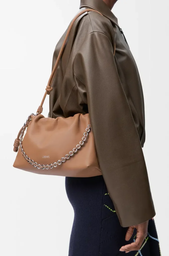 Bolso Flamenco mediano en suave piel de cordero napa color moca