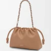 Bolso Flamenco mediano en suave piel de cordero napa color moca