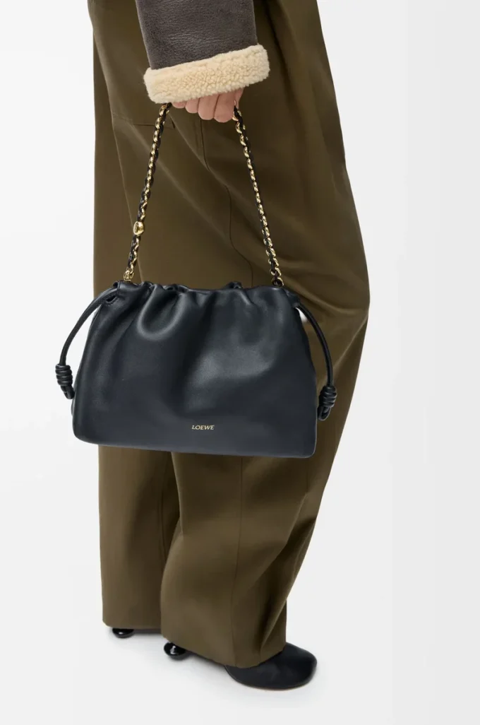 Bolso Flamenco mediano en suave piel de cordero napa. Negro