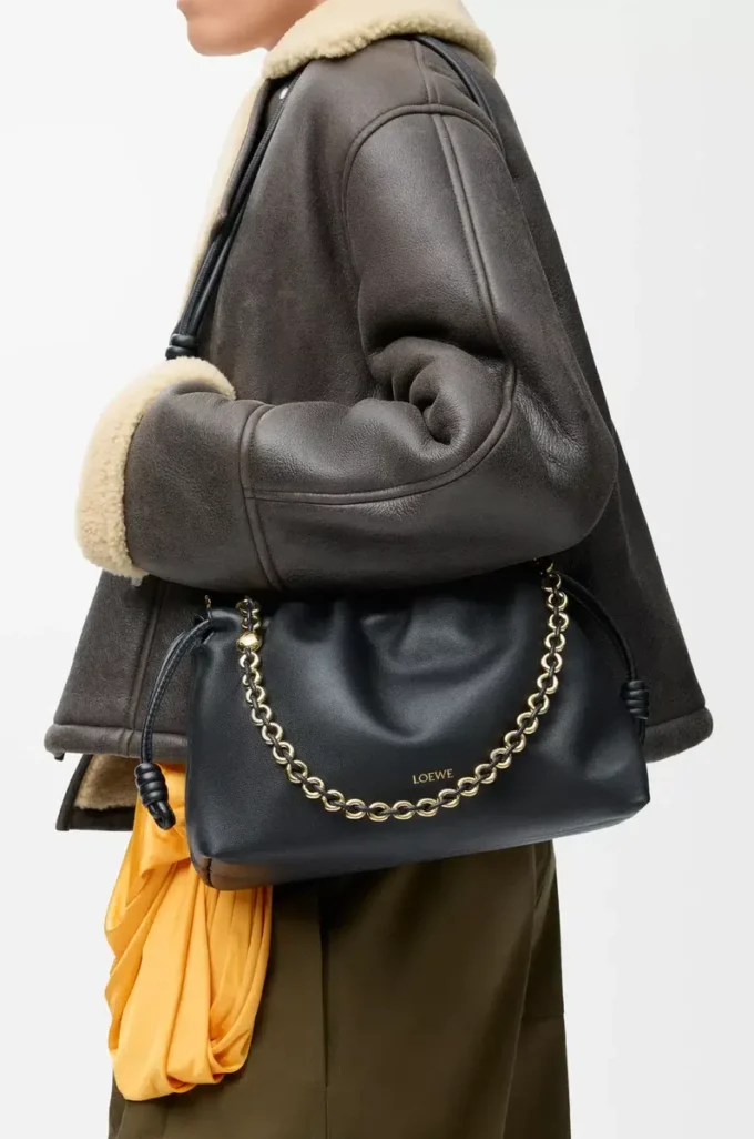 Bolso Flamenco mediano en suave piel de cordero napa. Negro