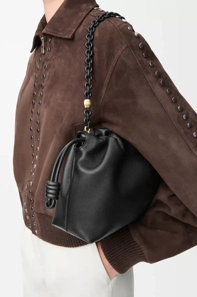 Bolso Flamenco mediano en suave piel de cordero napa. Negro