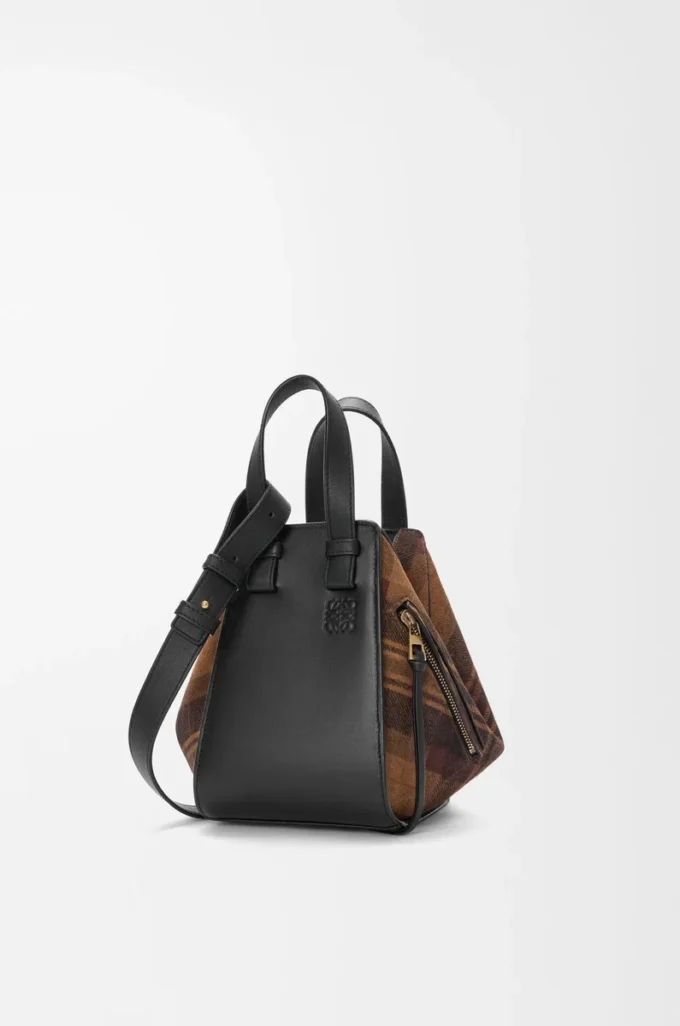 Bolso Hammock compacto en ante y piel de becerro clásica. Marrón claro/Negro Bolso Hammock compacto en ante y piel de becerro clásica. Marrón claro/Negro