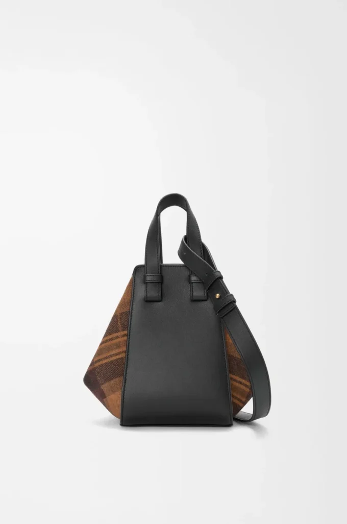 Bolso Hammock compacto en ante y piel de becerro clásica. Marrón claro/Negro Bolso Hammock compacto en ante y piel de becerro clásica. Marrón claro/Negro