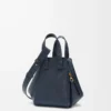 Bolso Hammock compacto en piel de becerro granulada suave azul marino oscuro Bolso Hammock compacto en piel de becerro granulada suave azul marino oscuro
