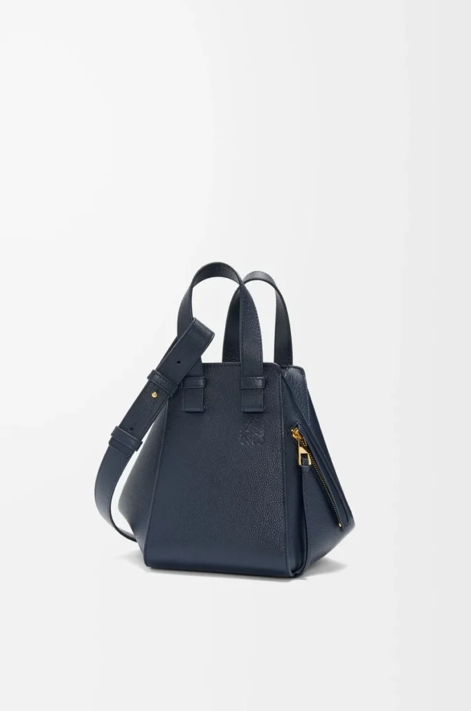 Bolso Hammock compacto en piel de becerro granulada suave azul marino oscuro Bolso Hammock compacto en piel de becerro granulada suave azul marino oscuro