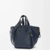 Bolso Hammock compacto en piel de becerro granulada suave azul marino oscuro Bolso Hammock compacto en piel de becerro granulada suave azul marino oscuro