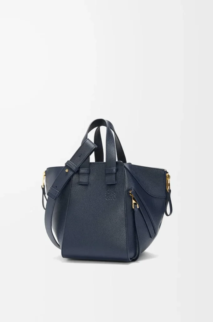Bolso Hammock compacto en piel de becerro granulada suave azul marino oscuro Bolso Hammock compacto en piel de becerro granulada suave azul marino oscuro