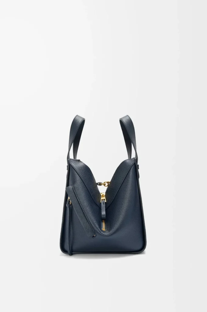 Bolso Hammock compacto en piel de becerro granulada suave azul marino oscuro Bolso Hammock compacto en piel de becerro granulada suave azul marino oscuro
