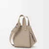 Bolso Hammock compacto en piel de becerro granulada suave Color arcilla Bolso Hammock compacto en piel de becerro granulada suave Color arcilla