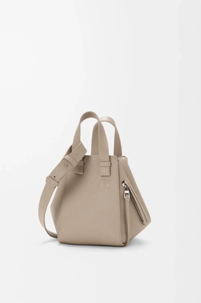 Bolso Hammock compacto en piel de becerro granulada suave Color arcilla Bolso Hammock compacto en piel de becerro granulada suave Color arcilla