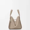 Bolso Hammock compacto en piel de becerro granulada suave Color arcilla Bolso Hammock compacto en piel de becerro granulada suave Color arcilla