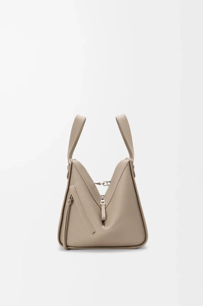 Bolso Hammock compacto en piel de becerro granulada suave Color arcilla Bolso Hammock compacto en piel de becerro granulada suave Color arcilla