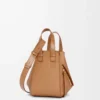 Bolso Hammock compacto en piel de becerro granulada suave color caramelo Bolso Hammock compacto en piel de becerro granulada suave color caramelo