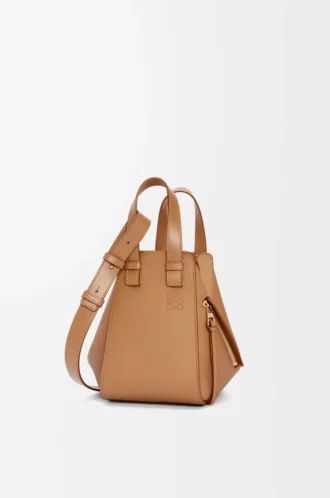 Bolso Hammock compacto en piel de becerro granulada suave color caramelo