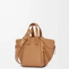 Bolso Hammock compacto en piel de becerro granulada suave color caramelo Bolso Hammock compacto en piel de becerro granulada suave color caramelo