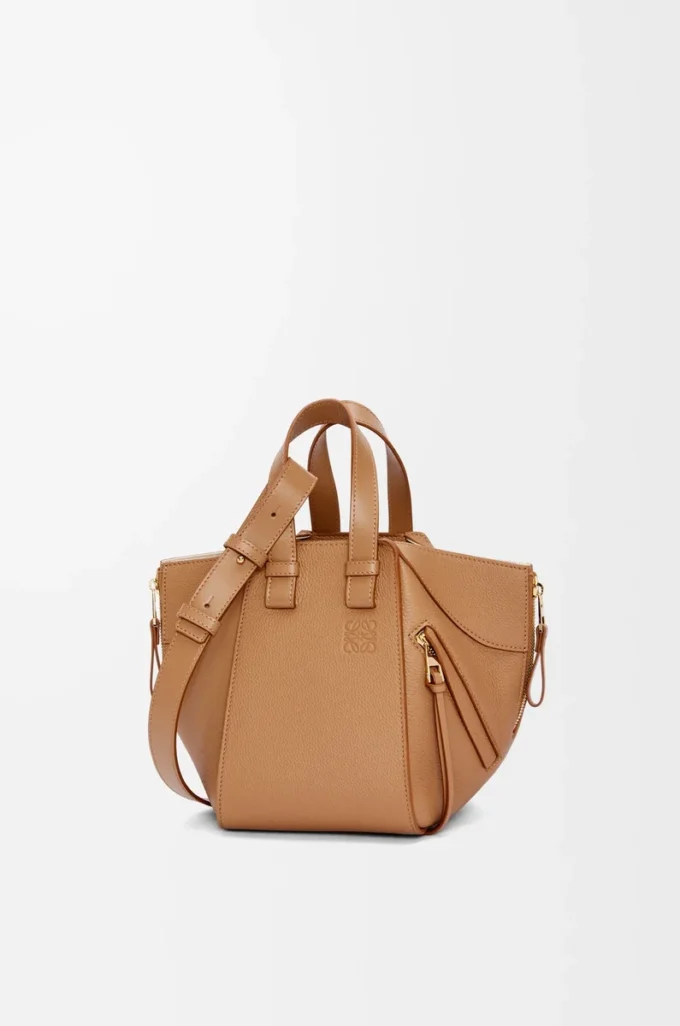 Bolso Hammock compacto en piel de becerro granulada suave color caramelo Bolso Hammock compacto en piel de becerro granulada suave color caramelo