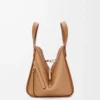 Bolso Hammock compacto en piel de becerro granulada suave color caramelo Bolso Hammock compacto en piel de becerro granulada suave color caramelo