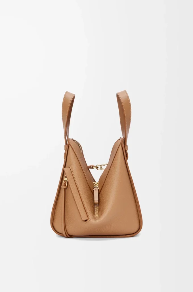 Bolso Hammock compacto en piel de becerro granulada suave color caramelo Bolso Hammock compacto en piel de becerro granulada suave color caramelo